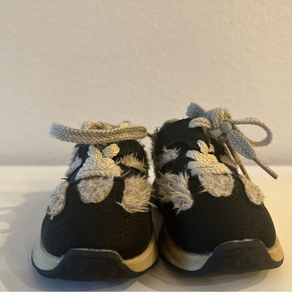 Toddler sneakers in size 7c - Picture 2 of 3
